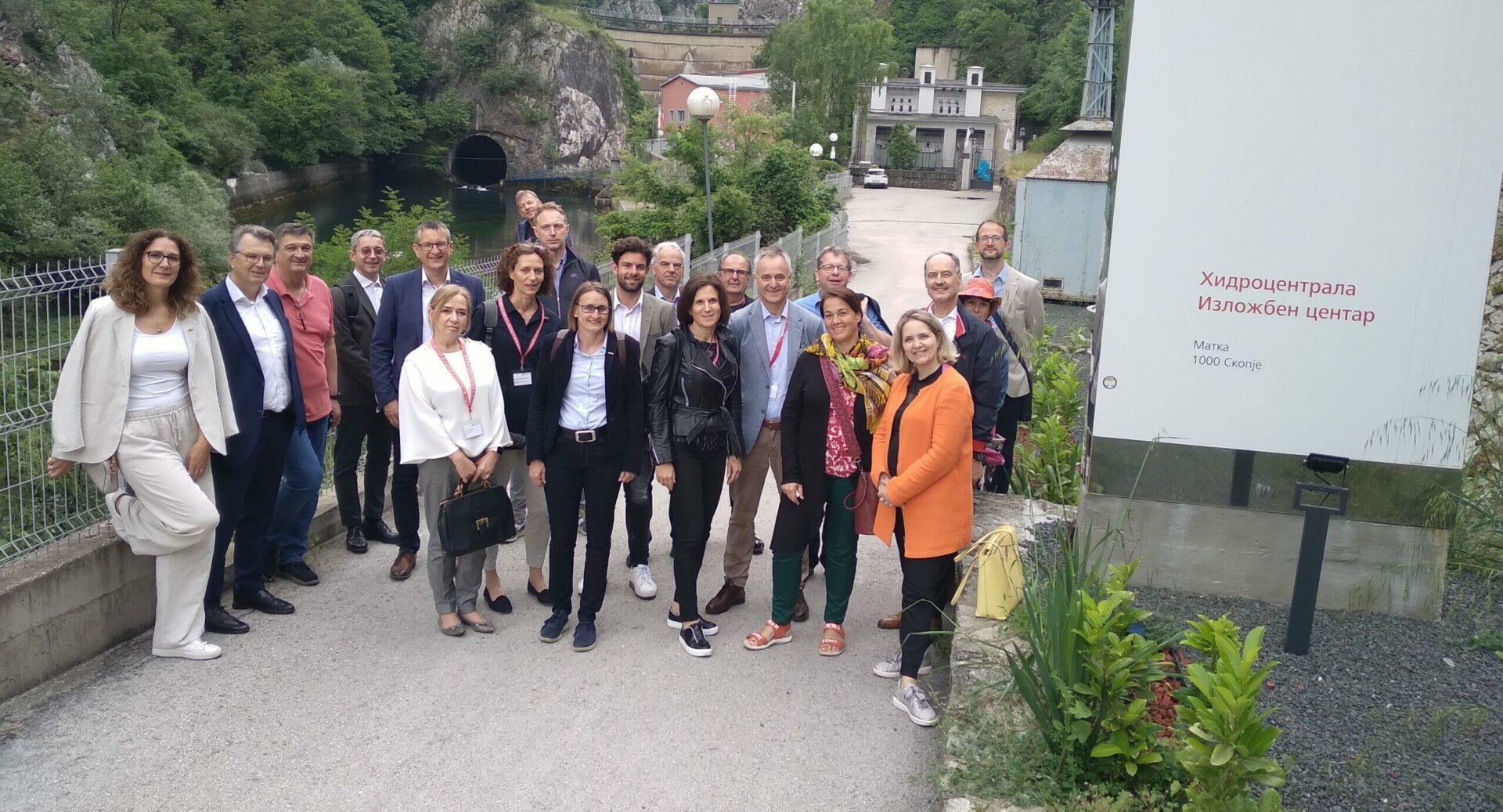 Kärntner Delegation bei Wasserkraftwerk im Kosovo