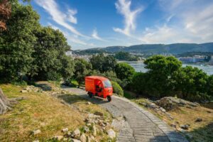 Gebrüder Weiss in Kroatien mit umweltfreundlichen Elektro-Dreirädern unterwegs