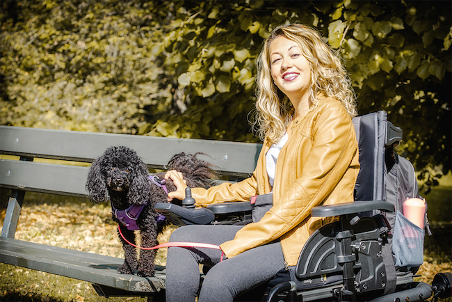 Laura Gentile ist Hundetrainerin aus Klagenfurt und sitzt im Rollstuhl.